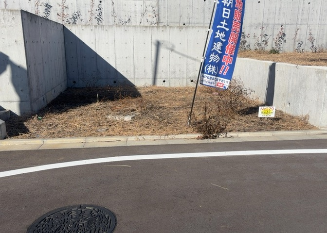 土地購入を検討されている場合、境界杭がない状態で購入してしまうと境界確定測量をする必要があり、費用がかかります。購入の前に、売主、隣土地所有者立ち合いのもと境界を確定し境界杭を設置するのがベストです。