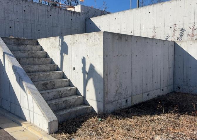 家を建てる前提で土地を探している場合、地盤の丈夫さは譲れない条件の一つです。地盤が脆弱だと追加工事が必要となります。また、過去に地盤沈下や液状化現象を起こした土地は、できるだけ避けた方がいいでしょう。