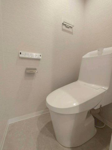 トイレです。温水洗浄便座のリモコンは壁かけタイプで衛生的です