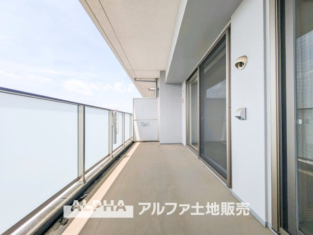 【Balcony】◆バルコニー◆日当たりの良いバルコニーは、洗濯物がよく乾くだけでなく、外の空気を感じながらひと息つける場所。暮らしに心地よい余白をもたらします。