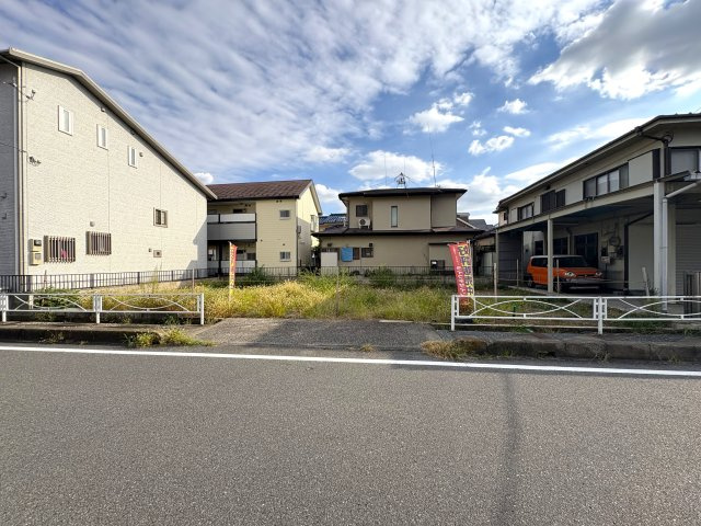 立野小学校まで徒歩約8分(580ｍ)・業務スーパーまで徒歩約5分(350ｍ)で暮らしやすい住環境。