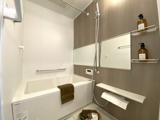 新規交換された清潔感あふれるユニットバスです。一日の疲れをゆったりと癒やせる快適なバス空間となっており、毎日の入浴タイムをより心地よく上質な時間へと演出してくれる充実の設備です。