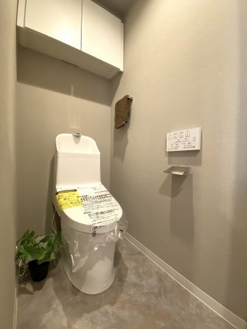 新規交換された清潔感のある温水洗浄便座付きトイレです。壁面や床も綺麗に仕上げられており、快適なプライベート空間を実現しています。手入れもしやすく日常使いに大変便利な衛生設備です。