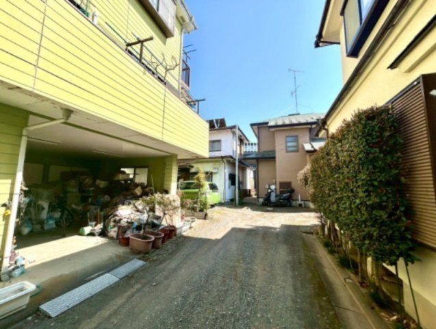 土地購入を検討されている場合、境界杭がない状態で購入してしまうと境界確定測量をする必要があり、費用がかかります。購入の前に、売主、隣土地所有者立ち合いのもと境界を確定し境界杭を設置するのがベストです。