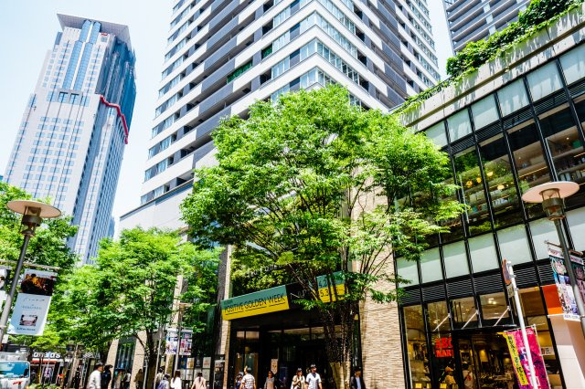 【周辺】マンション低層階部分はNU茶屋町プラスが入っており、お買い物やお食事ができます。