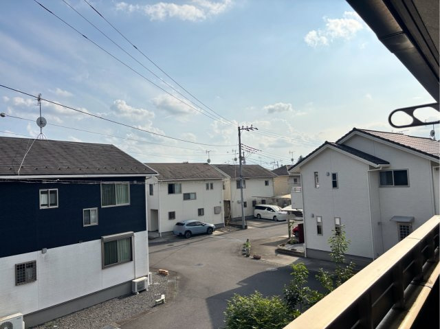 【物件からの眺望/現地写真】バルコニーからの景色。十分な間隔が確保されております。