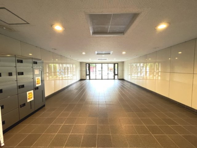 明るく広々としたエントランスが迎えてくれます。　