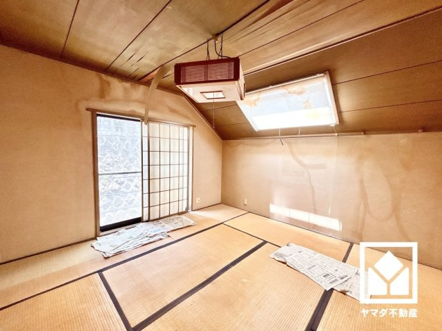 約8帖の2階和室です。陽光がたっぷり差し込む洗練された和の空間。温かみのある畳のスッキリとしたデザインが、暮らしを心地よく彩ります。