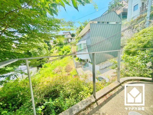 1階南東向きバルコニーです。緑に囲まれたバルコニーで、陽射しを感じながら贅沢な時間を過ごすことができます。