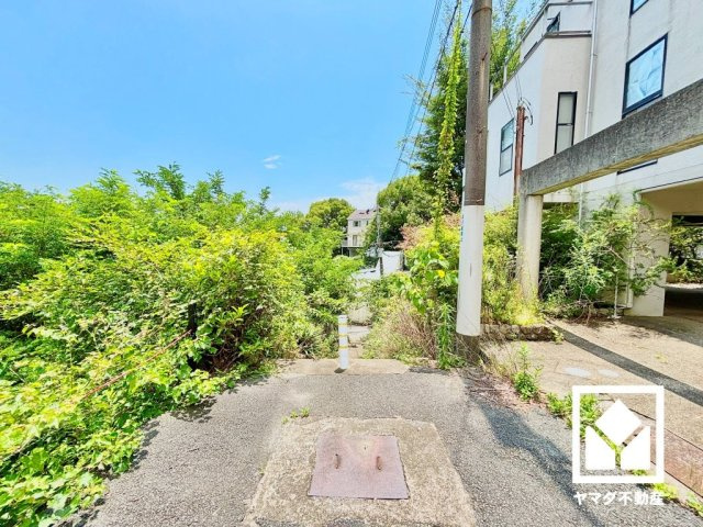 六甲山のふもとに位置する緑に囲まれた穏やかな住宅地。落ち着いた雰囲気の中でゆとりある毎日をお過ごしいただけます。自然を身近に感じながら暮らせる環境です。
