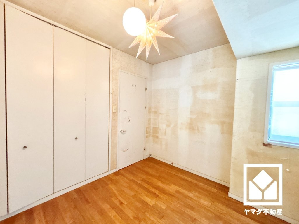 約4.2帖の2階洋室です。大きなクローゼット付きで整理整頓しやすいお部屋です。