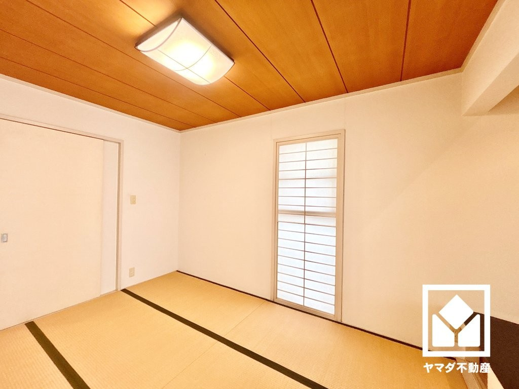 約6帖の1階和室です。全居室に窓がございます。明るい陽光がたっぷり差し込む心地よい生活空間です。