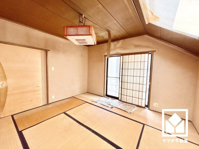 約8帖の2階和室です。和の趣と現代の快適さを兼ね備えた空間。開放的にも、落ち着いたプライベート空間にもなる和室の魅力をぜひ。