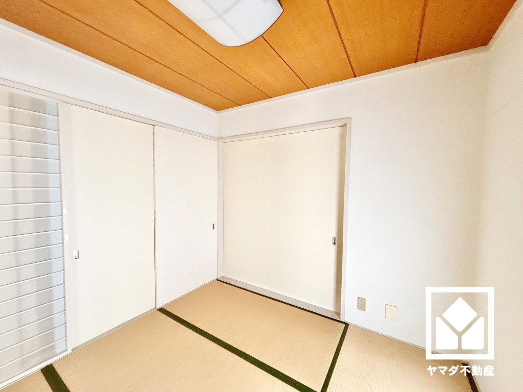 約4.5帖の1階和室です。約6帖の1階和室と隣接しており、一体でのご利用も可能です。