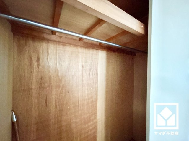 新たに家具を買わなくても良いので、ハンガーパイプ付きの収納は嬉しいですね。
