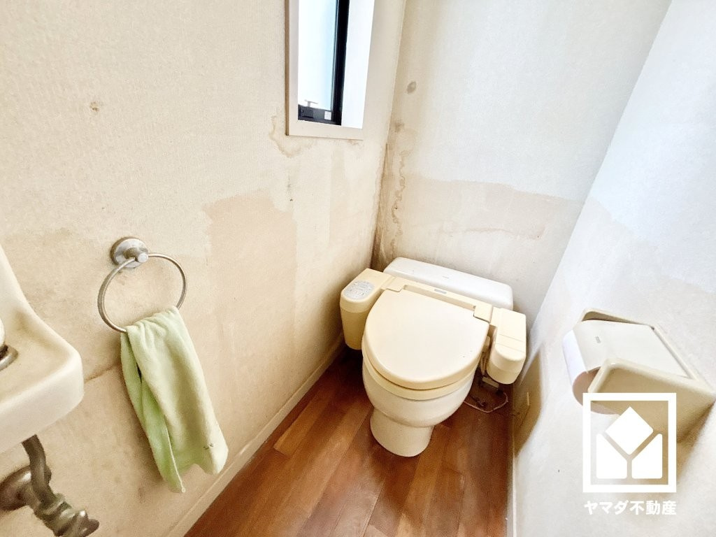 お手入れがしやすく節水効果も高いタンクレストイレです。トイレが1階と2階にあるので、朝の忙しい時間帯も混雑を避けられます。清潔感と利便性を兼ね備えた温水洗浄便座付き。