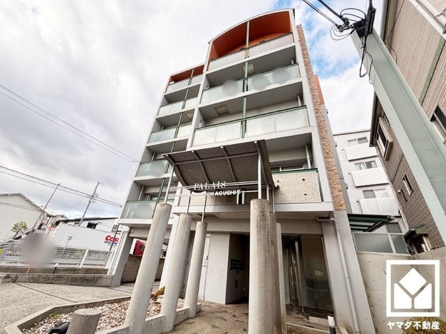 上質な素材と洗練されたデザインが織りなすエントランス。住まう人の誇りを感じさせる、優雅な迎えの空間。