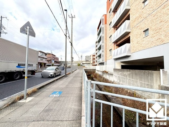 約6帖の和室はリビングに隣接しており一体利用も可能です。子どもの遊び場、お昼寝スペース、家族のくつろぎ空間にも。和室があると、暮らしの幅がぐんと広がる。