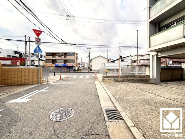 東側バルコニーのため、朝日が気持ちよく入り爽やかな一日を始められます。奥行きがあり広々としているため、お洗濯物もたっぷりと干す事ができます。