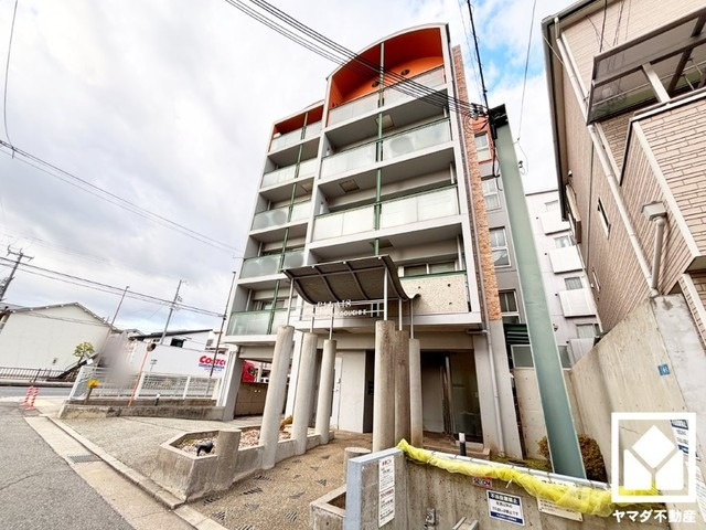家族との時間も、自分だけの時間も心地よく過ごせる。シンプルで飽きのこない設計が、暮らしに余白をもたらします。この住宅は、日々の暮らしをそっと支えてくれます。