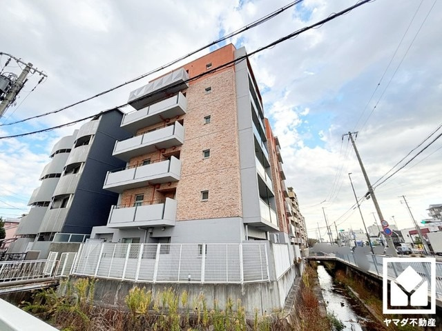 キッチンは空間を有効活用できる壁付けタイプ。調理スペースが広めでお料理がはかどります。