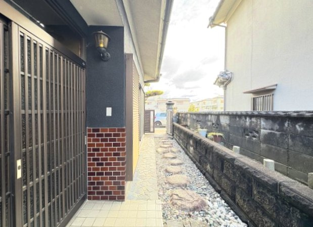 屋根がある綺麗な玄関です