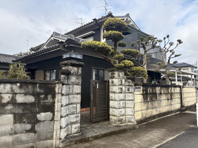 丁寧に手入れされた植栽が映える住まい