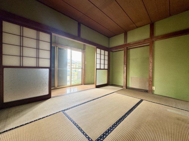 1F　約6帖の和室も落ち着いた感じでこちらのお部屋にも床の間があります。