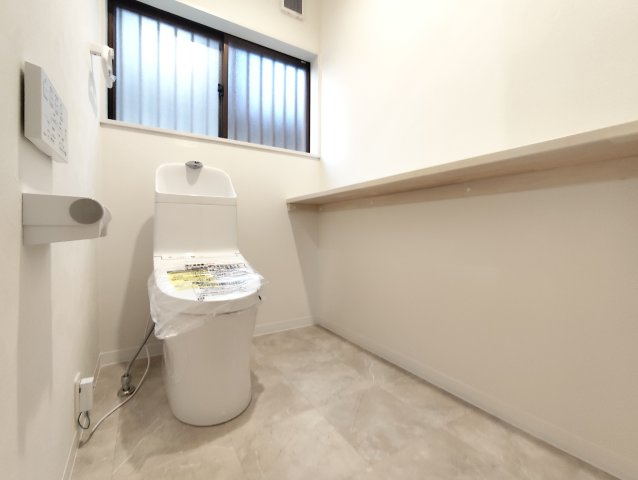 毎日使いやすい便利な仕様の温水洗浄トイレは、掃除がしやすくいつも清潔な空間に保てます♪　