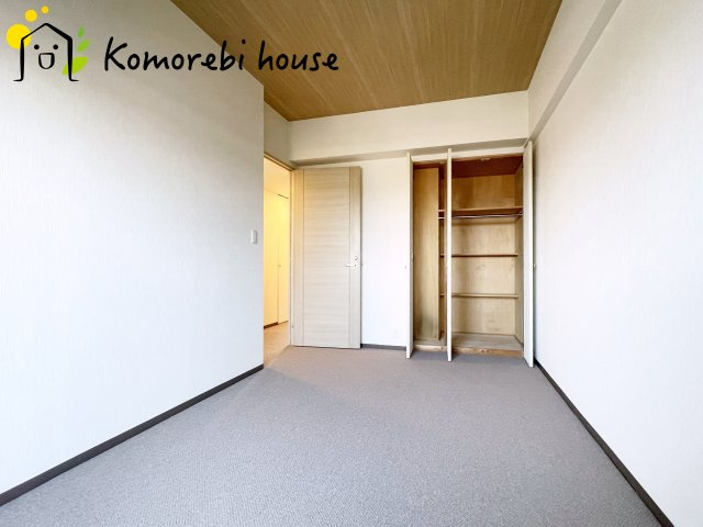 広くて明るい寝室