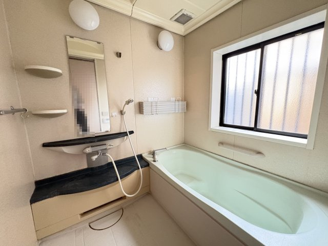 お風呂には窓があるので、自然の風を取り込みながら気持ちよく換気できます。
