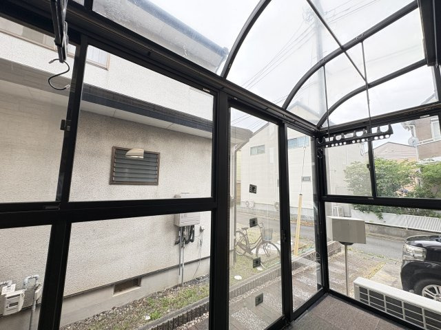 陽光がたっぷり差し込むサンルームは、天候を気にせず洗濯物を干せる便利な空間です。