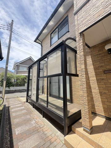 日当たりの良い空間として、くつろぎスペースにも活用できます。