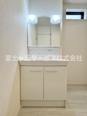 朝の身支度に便利な独立洗面化粧台です
