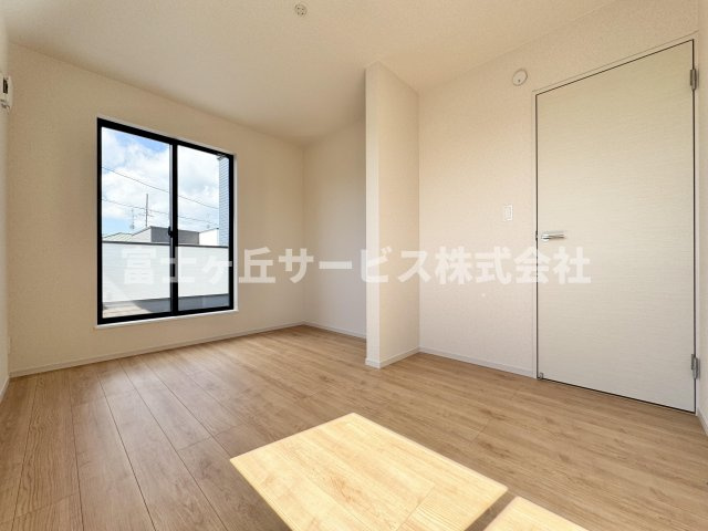 バルコニーに面した洋室です