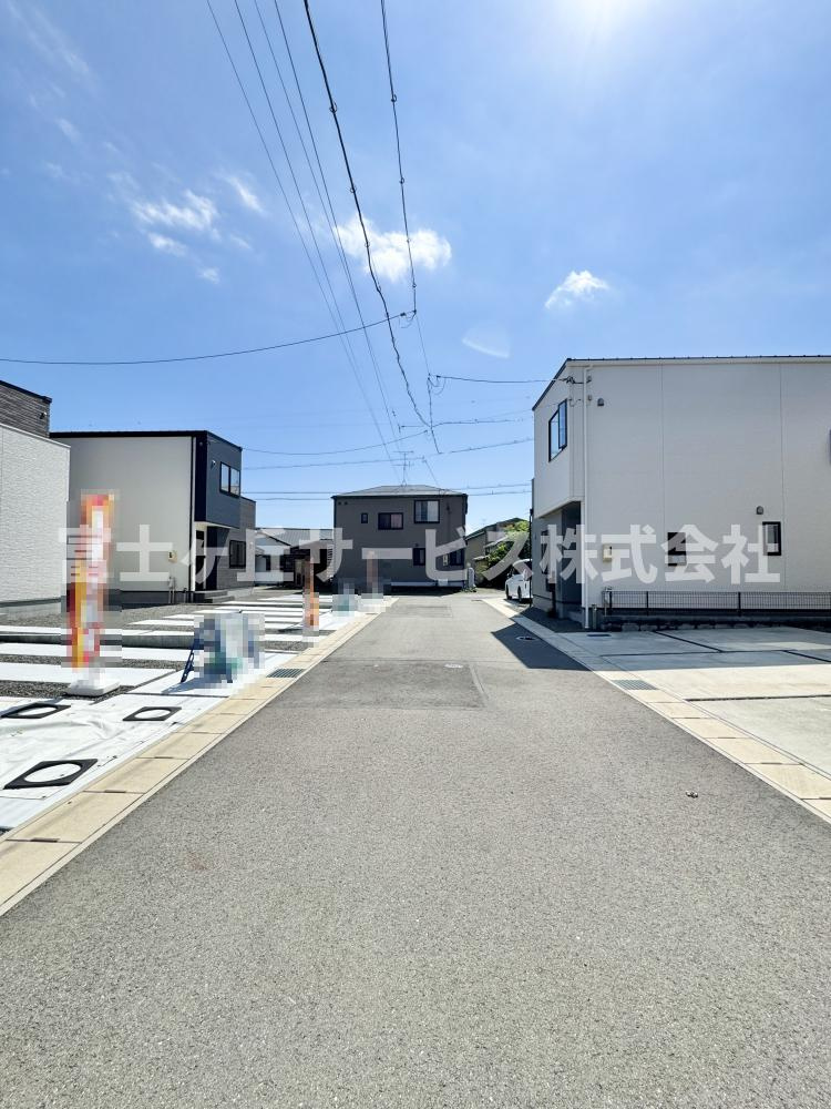 前面道路含む現地写真です