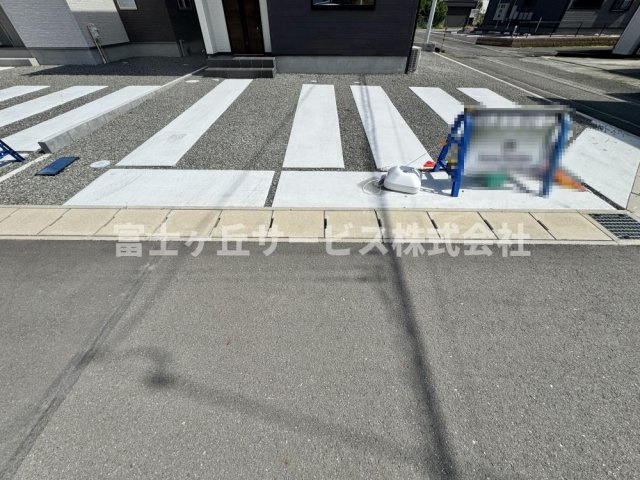 車種により4台駐車可能です