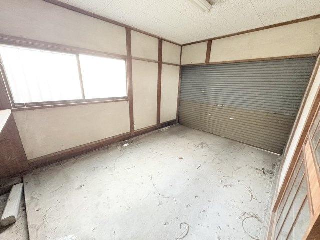 シャッター付きの車庫は、大切な車やバイクを雨風から守れる安心の設備。倉庫としても使えるため、工具や資材の保管にも便利。屋内動線と近く、日常使いしやすい点も魅力。趣味を楽しむ方にもおすすめのスペース。