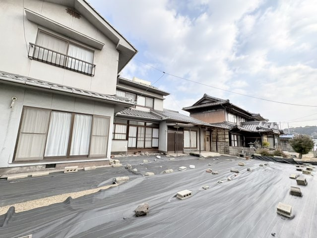 敷地全体を見渡せる外観写真で、建物の規模感とゆとりを実感できる一枚。家庭菜園や外構計画も検討しやすい点が魅力。落ち着いた住環境の中で、自由度の高い暮らしが叶います。お気軽にお問い合わせください。