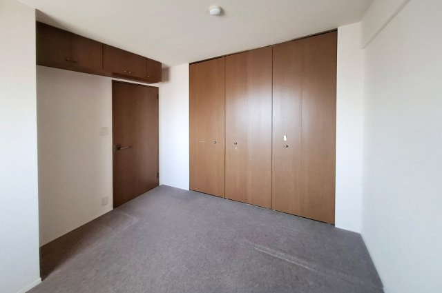 洋室2：クローゼット付きで生活スペースを広く保ちやすいお部屋です。