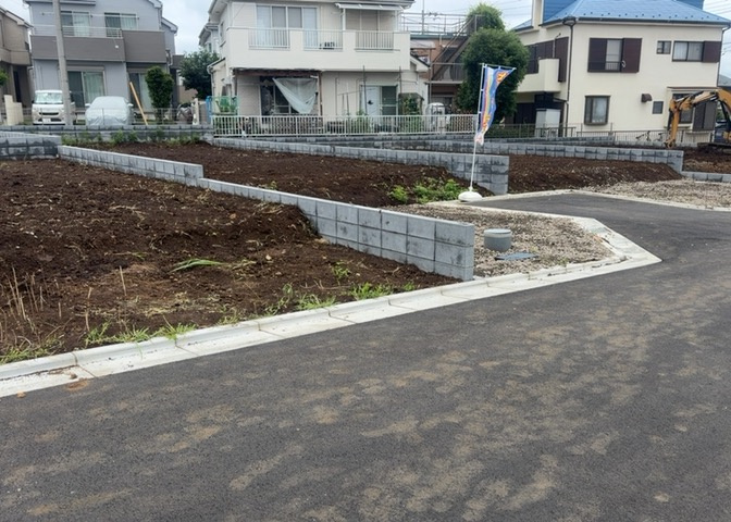 土地の面積＝住宅面積ではありません。建ぺい率の問題などで、土地のある場所によって住宅を建てられる面積は限られています。高さもしかり、「土地」という言葉の中には、建築条件も含まれると考えておきましょう。