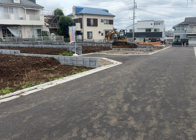 家を建てる場合、方位は要チェックです。現実的に日当たりのよい家ならばリビングは南側、建築基準法でも北側に当たる家への配慮は求められています。土地を見学に行く際は、方位磁針を持って行くようにしましょう。
