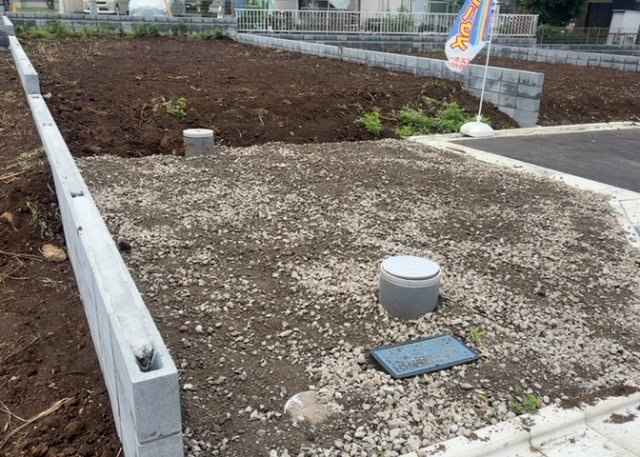 土地を買う際、住む地域の自治体や福祉の補助制度にも注目してみましょう。子供や老人の医療補助やゴミ出しのルールなど、自治体によってルールに大きな違いがあるため、暮らしやすい土地で判断するとよいでしょう。