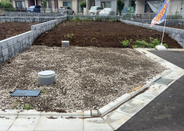 土地の前の道路に消火栓が設置されていることがあります。この場合、道路交通法第45条第1項により、駐車禁止の場所が指定されています。そのため、車庫などの駐車スペースをつくることができない場合があります。