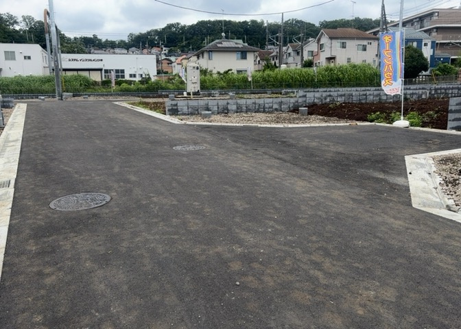 現地に行くなら、物件の周囲の地形がどうなっているかを見ることも大切です。周辺より低くなっている土地では、大雨などで水が集まりやすいため、地盤が弱くなっているということも考えられるため、注意が必要です。