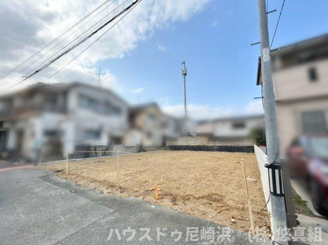 前面道路は幅員約4.3ｍあり南向きで陽当り良好です。間口約10.9ｍ。