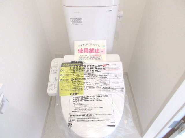 1階トイレには快適な温水洗浄便座付