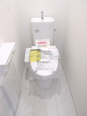 2階トイレには快適な温水洗浄便座付