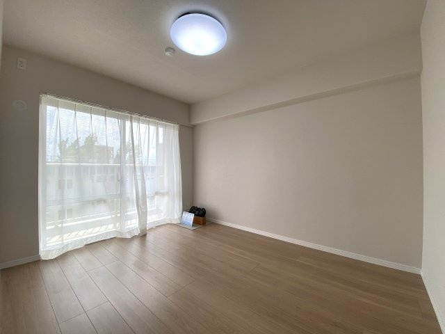 洋室5.2帖　間取り図左下の約5.2帖の洋室です。バルコニーに面した明るい空間で、大型のウォークインクローゼット（WIC）が隣接しており、収納力に優れています。