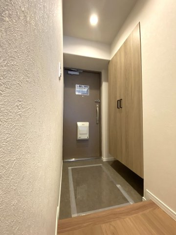 玄関　住まいの顔となる清潔感あふれる玄関スペース。シューズボックス完備でご家族全員の靴をすっきり収められます。人感センサー等で毎日の帰宅も安心です。